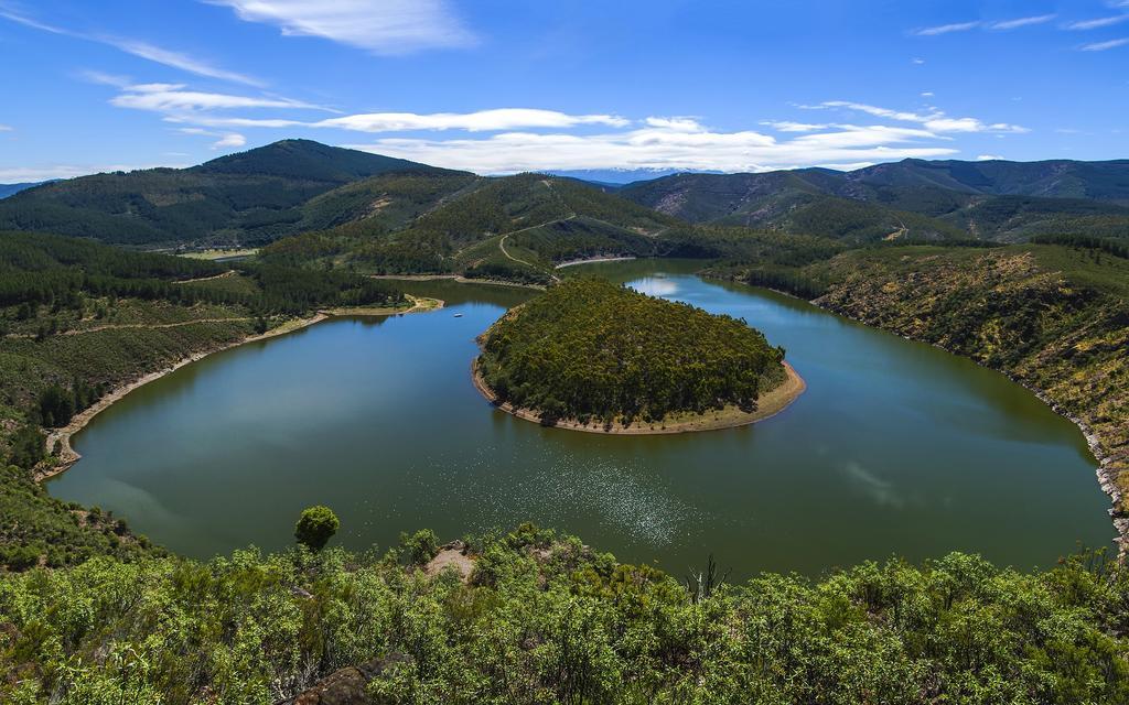 Apartamentos El Mirador Del Soto Sotoserrano Exteriör bild