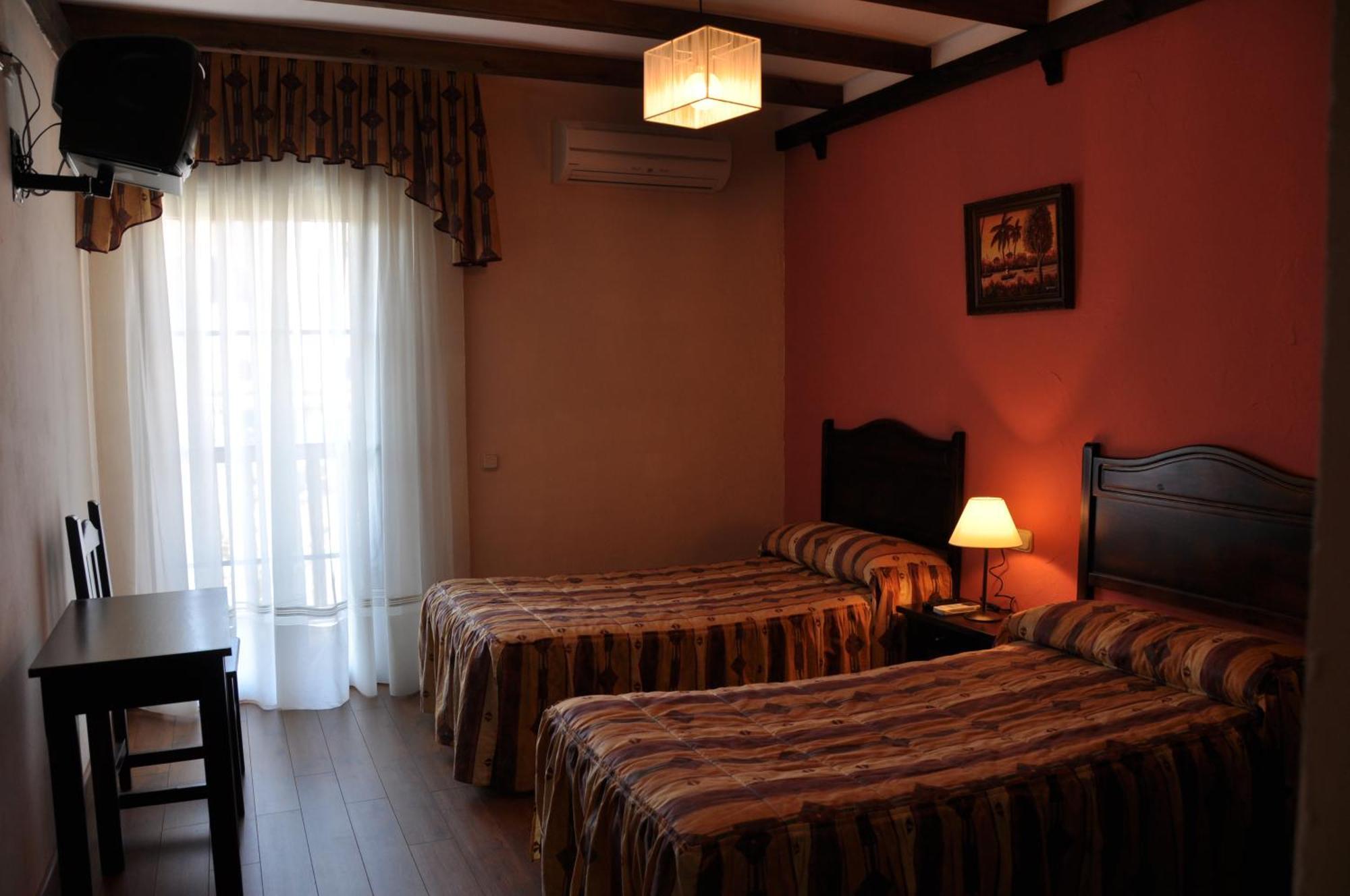 Apartamentos El Mirador Del Soto Sotoserrano Rum bild