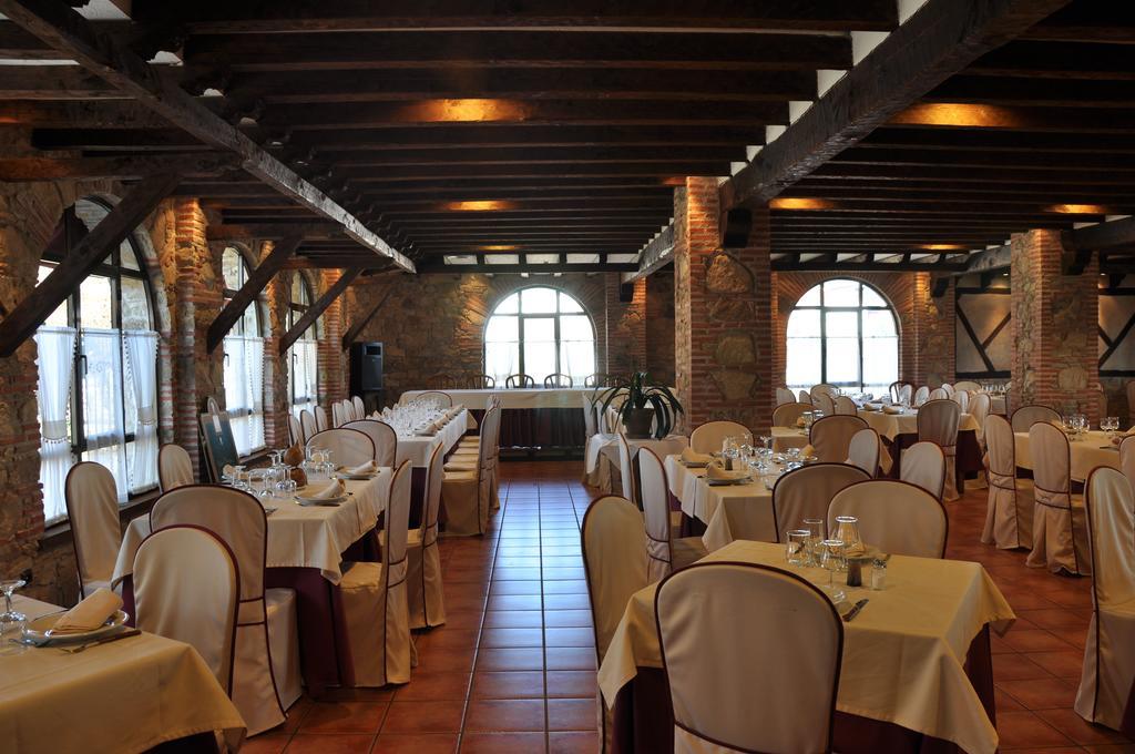 Apartamentos El Mirador Del Soto Sotoserrano Exteriör bild