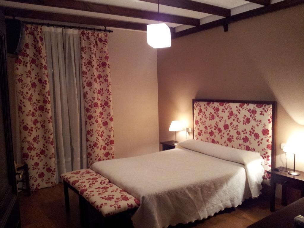 Apartamentos El Mirador Del Soto Sotoserrano Exteriör bild