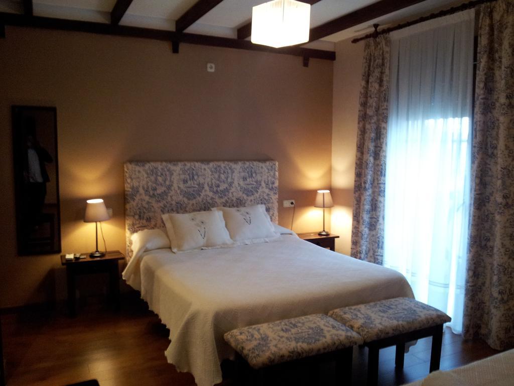 Apartamentos El Mirador Del Soto Sotoserrano Exteriör bild