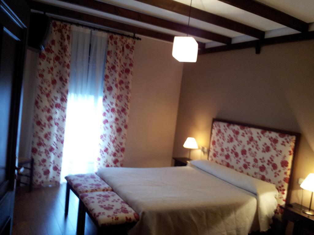 Apartamentos El Mirador Del Soto Sotoserrano Exteriör bild