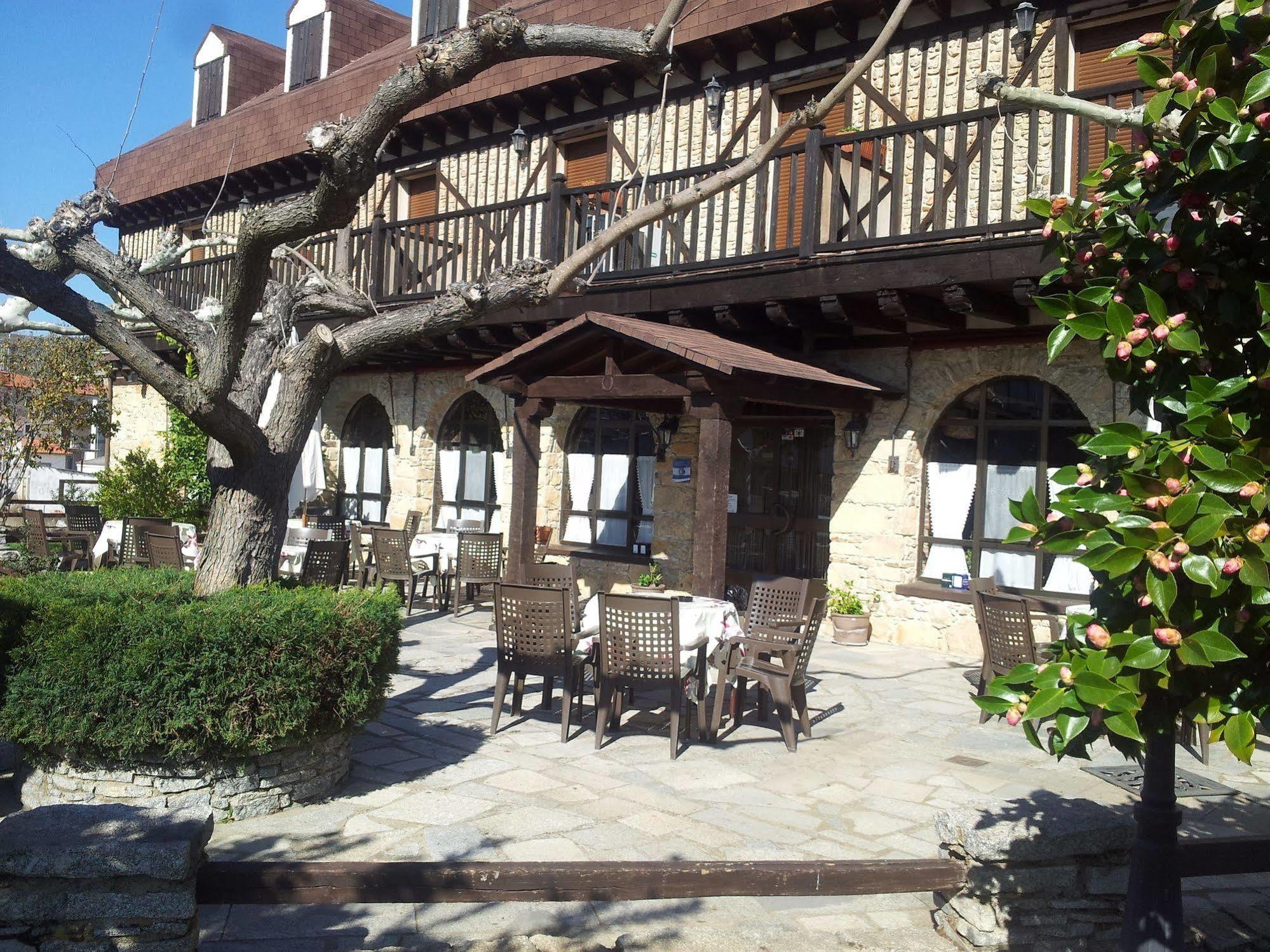 Apartamentos El Mirador Del Soto Sotoserrano Exteriör bild