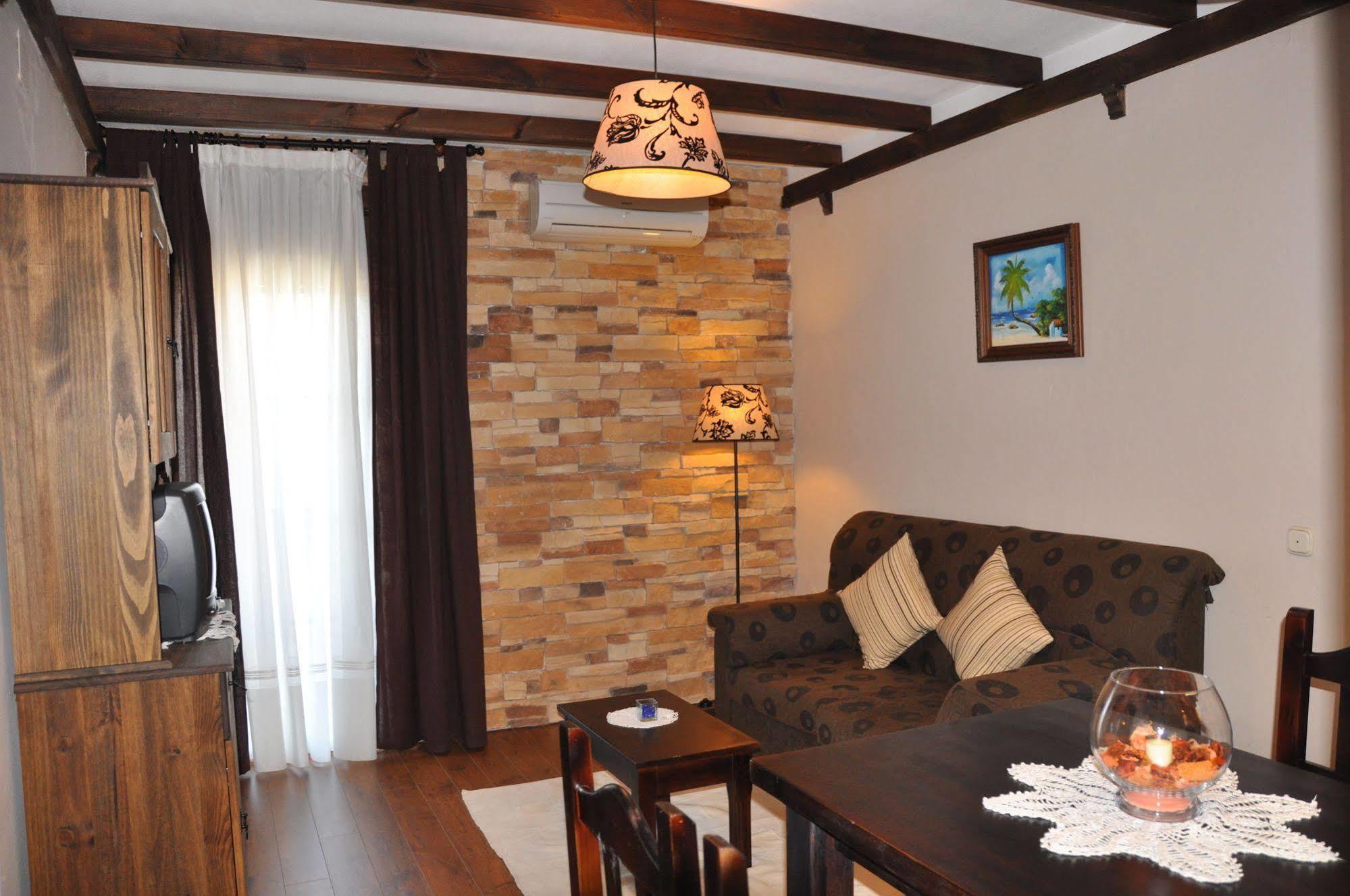 Apartamentos El Mirador Del Soto Sotoserrano Exteriör bild