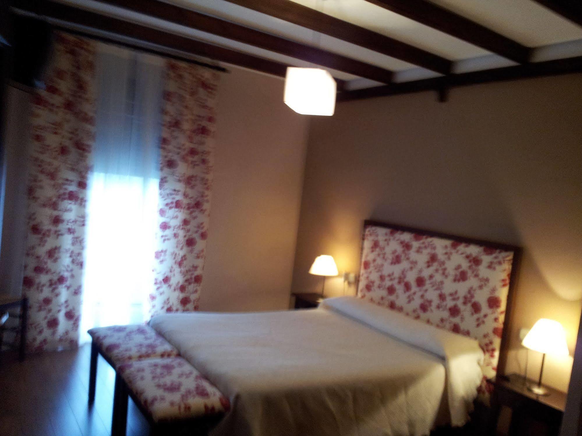 Apartamentos El Mirador Del Soto Sotoserrano Exteriör bild