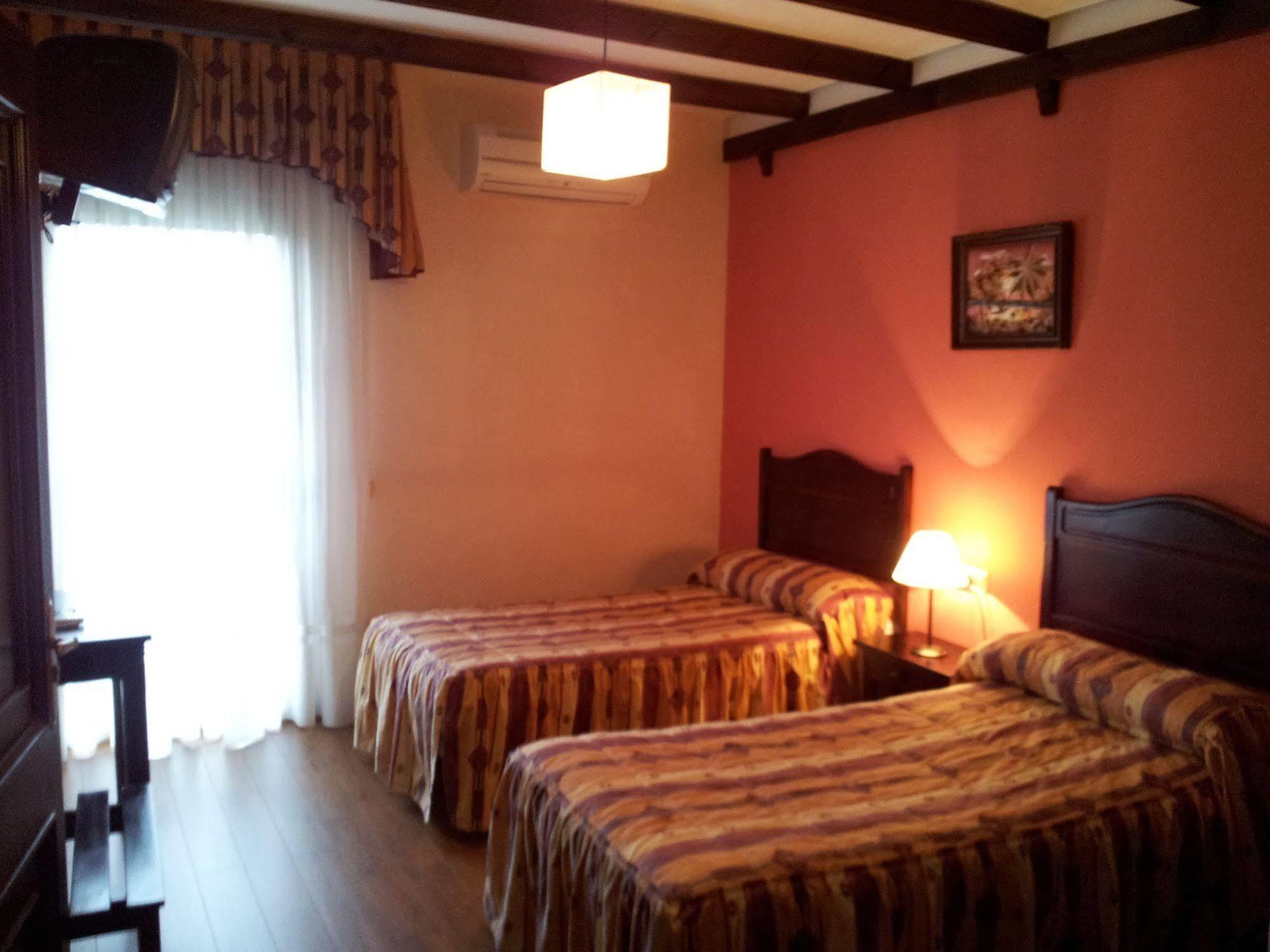 Apartamentos El Mirador Del Soto Sotoserrano Exteriör bild